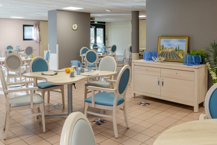 DLM-Valençais_table-petale-hv-120x120-ergomodel expert_ergomodel-gliss_opp7_moka-2p-2t-buffet_table-290rg-d120_jafar-1br_ergo4p